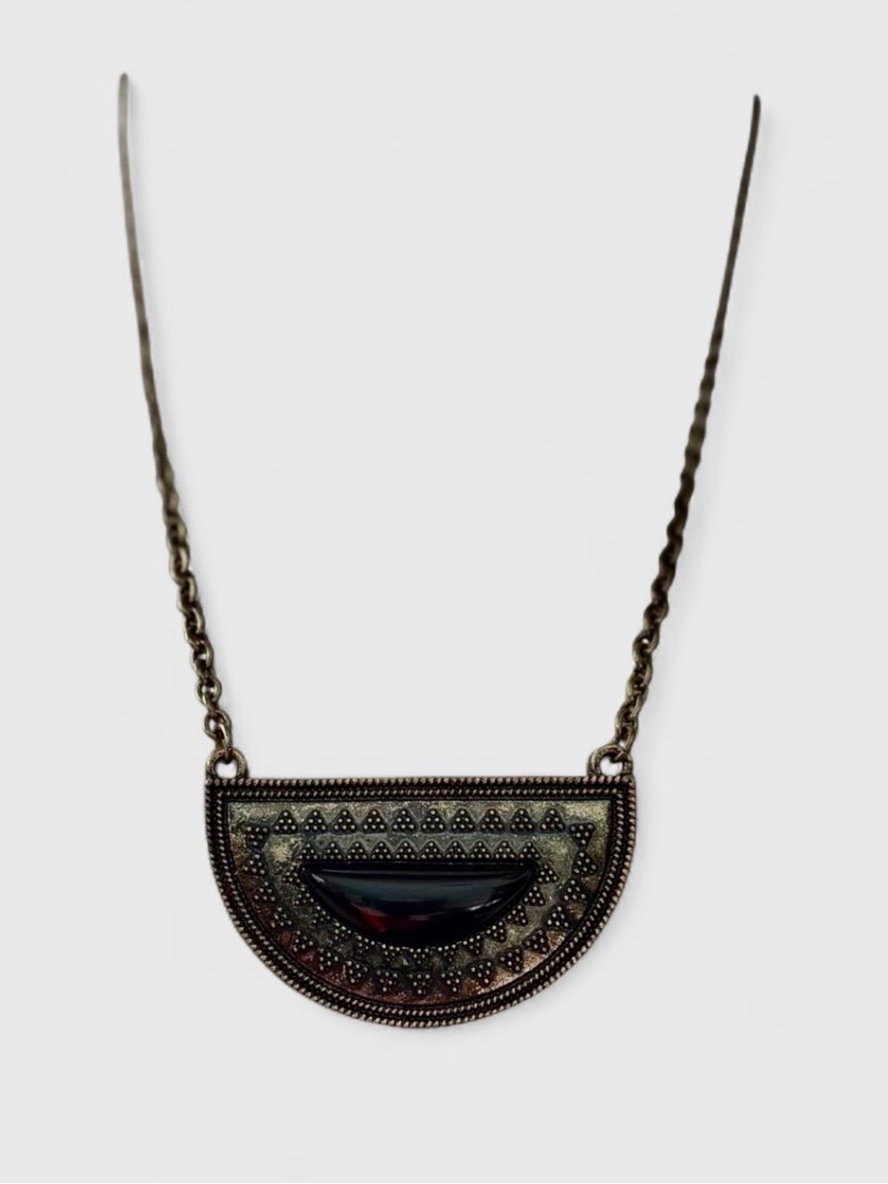 Vintage-Inspired Black Stone Semi-Circle Pendant Necklace